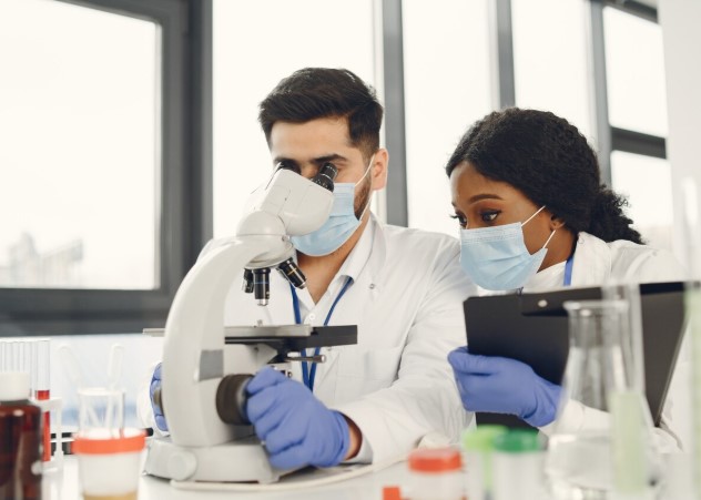 Profissionais de Biomedicina e Laboratório
